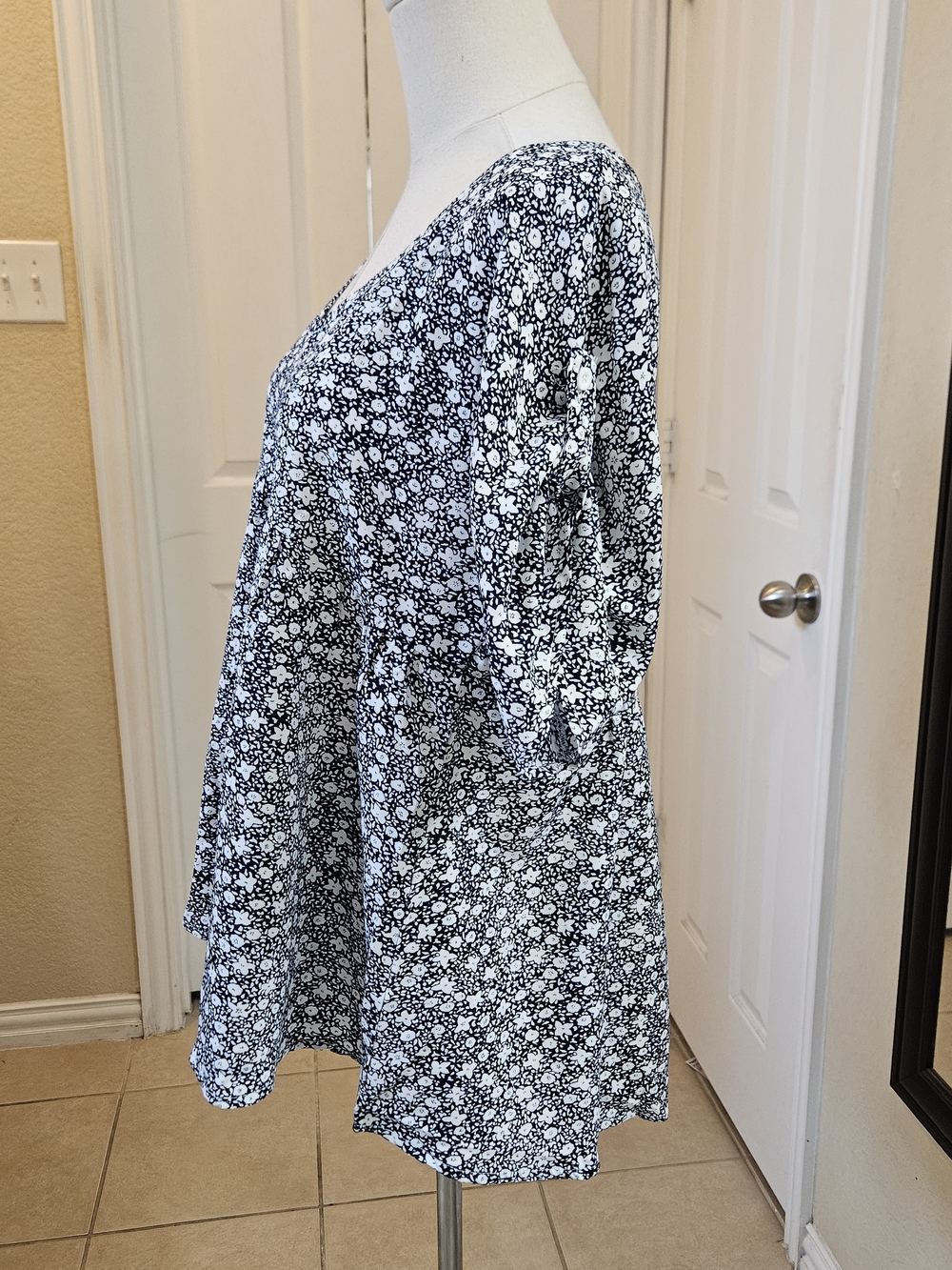 Emery Rose Navy Floral Babydoll Blouse – Size Small - Picture 7 of 10